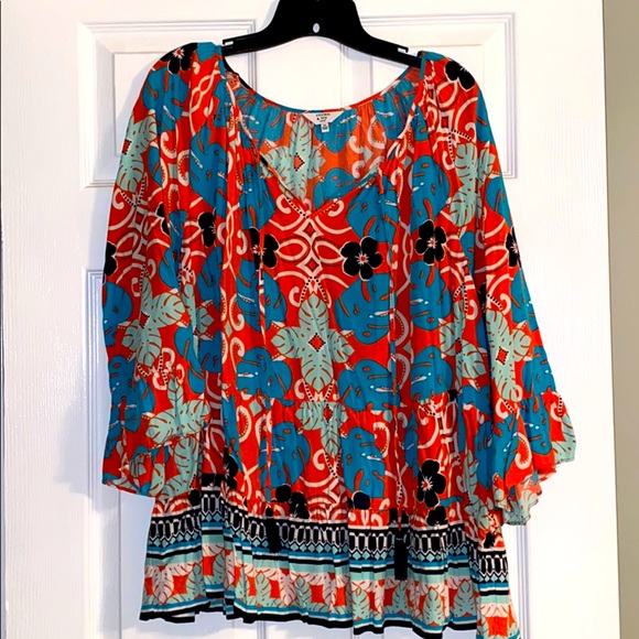 Crown & Ivy Curvy Peasant Top - Picture 1 of 8